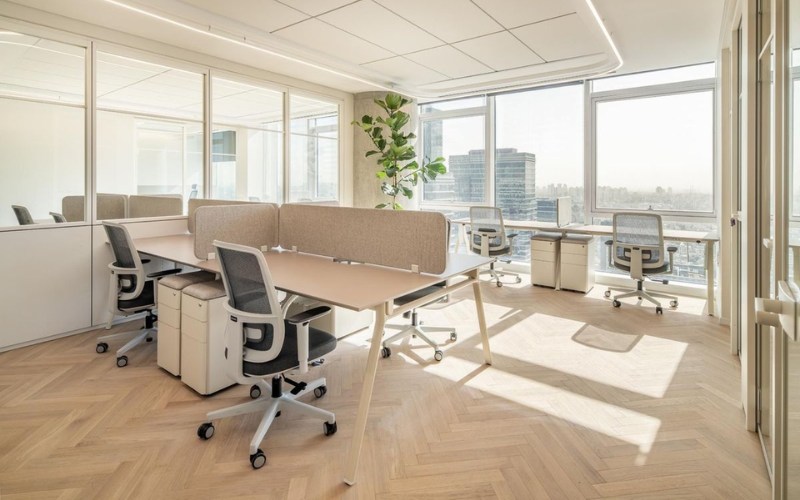 Màu sắc bàn màu kem dễ kết hợp cùng nhiều loại ghế xoay