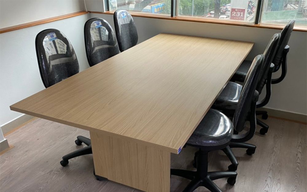Bàn họp hình chữ nhật phù hợp bố trí 6 - 8 ghế ngồi 