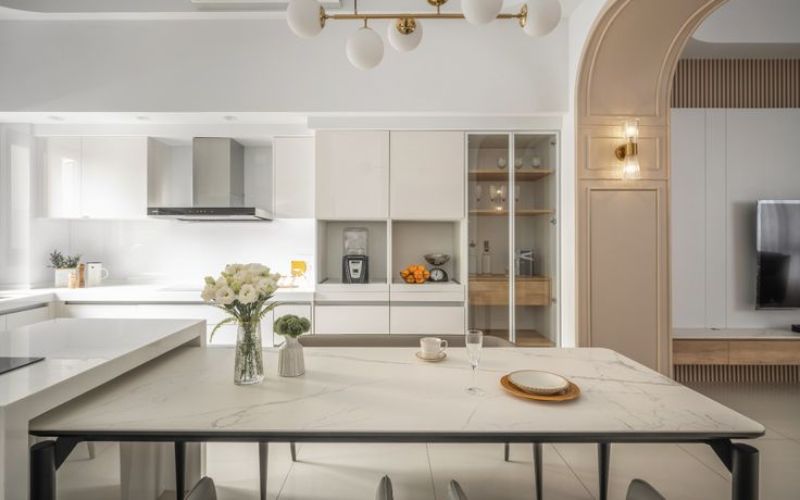 Bàn ăn mặt đá sang trọng trong phòng ăn hiện đại, bề mặt sáng bóng và dễ lau chùi