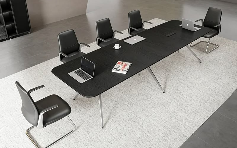 Phòng họp doanh nghiệp hiện đại sử dụng ghế chân quỳ da. 